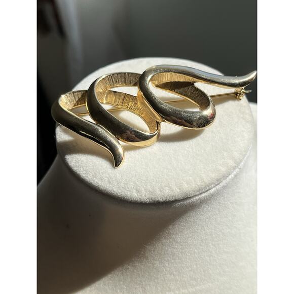 Unbranded Jewelry - Vintage Gold Ribbon Brooch Gold Tone Abstract Circle Swirl